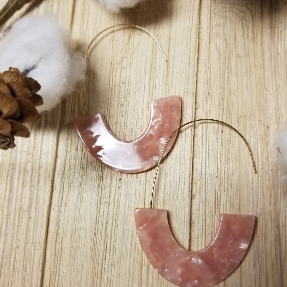 Beautiful crushed PINK shell hook earrings - Picture 3 of 7